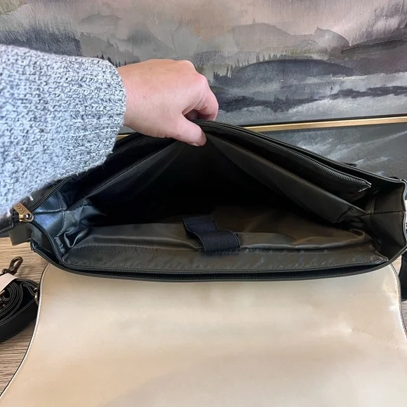 Classic Cream and Green Leather Briefcase - Picture 9 of 15